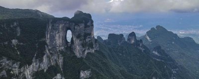 ​两岸青山相对出下一句