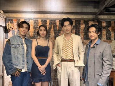 ​藤冈靛与告五人“交换礼物” 玩出音乐新魔法