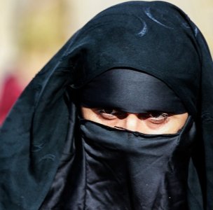 ​伊朗女人穿衣不能露手臂，她们家庭地位真低吗？其实人家可幸福了