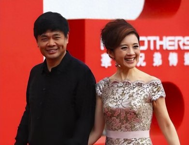 ​富豪为娶前央视主持为妻，远赴南非结婚，前妻带孩子定居美国