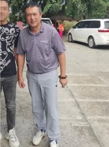 ​岁月不饶人，54岁张嘉译海南被偶遇，头发几乎全白，腰已无法站直