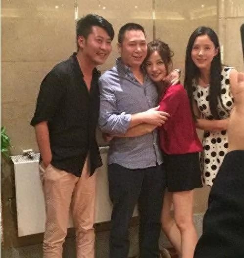 赵薇夫妇同框秀恩爱，网友喊话：赵总式撒娇