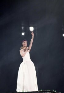 ​海心沙万人合唱《少女的祈祷》，杨千嬅世界巡演广州起跑