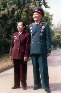 ​1960年，洪学智将要到吉林任厅长，晚饭后，抱着张文：我对不住你