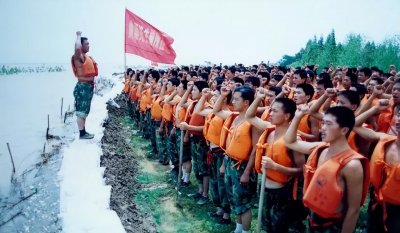 ​98洪灾 堤在人在 堤亡人亡！九江百姓跪求：不要跳了家没有你们重要