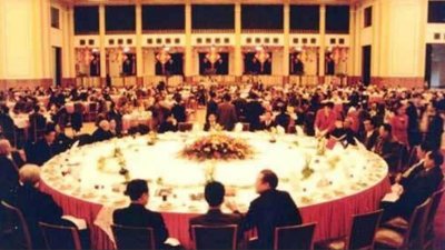 ​1959年人民大会堂国宴，天花板藏50名黑衣人，此后不再录用北京人