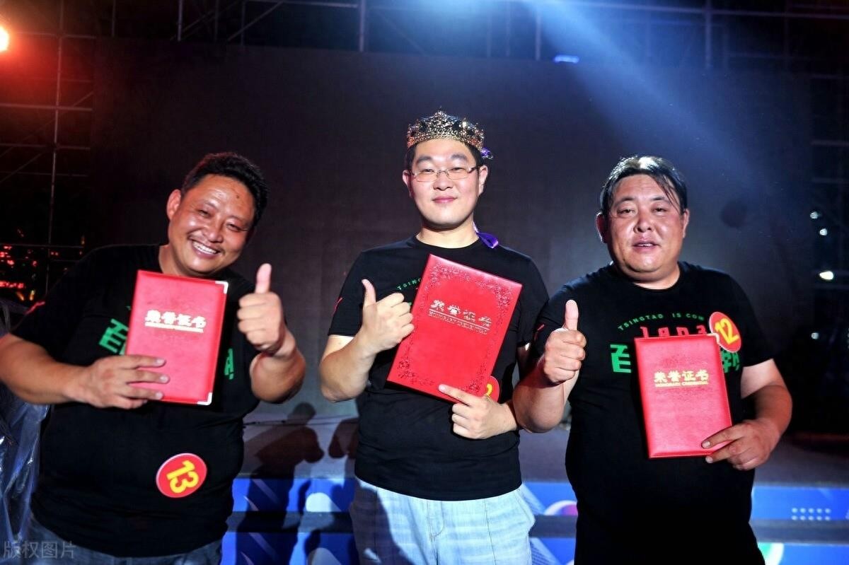 青岛国际啤酒节酒王争霸赛 一选手3750ml力压群雄夺得“十冠王”