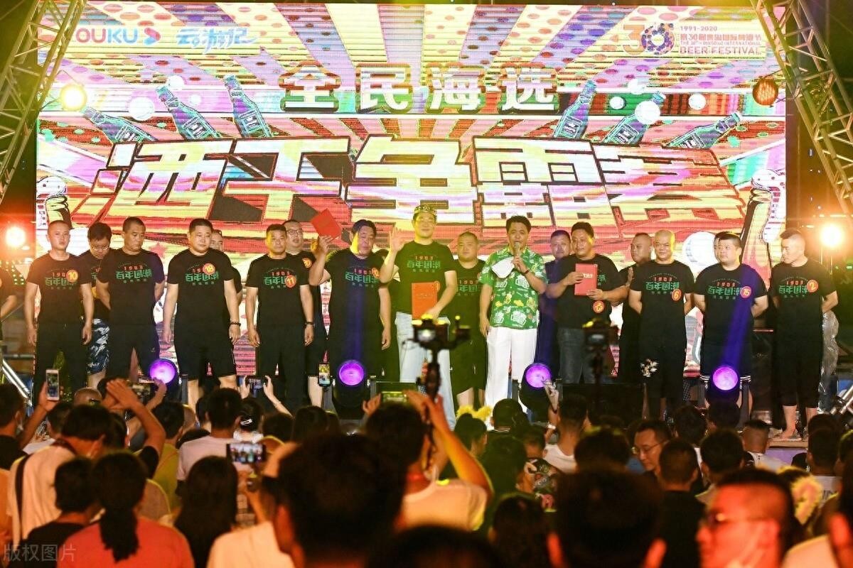 青岛国际啤酒节酒王争霸赛 一选手3750ml力压群雄夺得“十冠王”