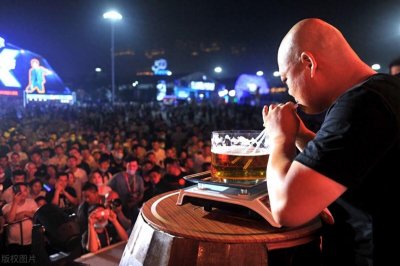 青岛国际啤酒节酒王争霸赛 一选手3750ml力压群雄夺得“十冠王”