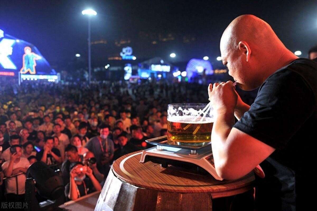 青岛国际啤酒节酒王争霸赛 一选手3750ml力压群雄夺得“十冠王”