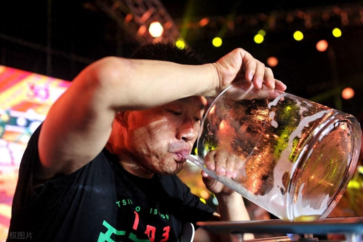 青岛国际啤酒节酒王争霸赛 一选手3750ml力压群雄夺得“十冠王”