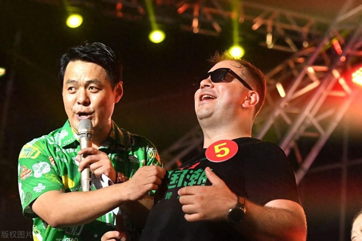 青岛国际啤酒节酒王争霸赛 一选手3750ml力压群雄夺得“十冠王”