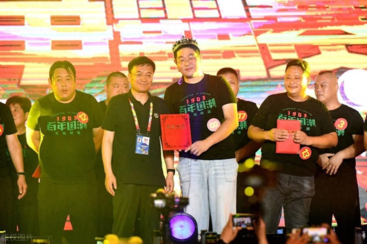 青岛国际啤酒节酒王争霸赛 一选手3750ml力压群雄夺得“十冠王”