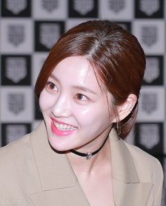 ​韩星李侑菲大片时尚性感！在胸前纹玫瑰吸睛，穿绑带衣凸S型曲线