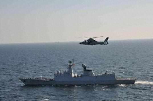 实拍中国海军也门撤侨行动,图7舰炮随时准备开火,无人敢来挑衅