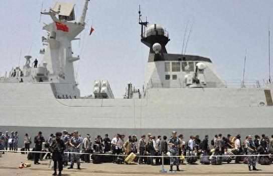 实拍中国海军也门撤侨行动,图7舰炮随时准备开火,无人敢来挑衅