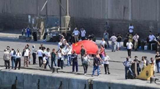 实拍中国海军也门撤侨行动,图7舰炮随时准备开火,无人敢来挑衅