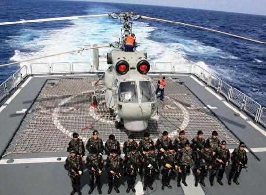 实拍中国海军也门撤侨行动,图7舰炮随时准备开火,无人敢来挑衅