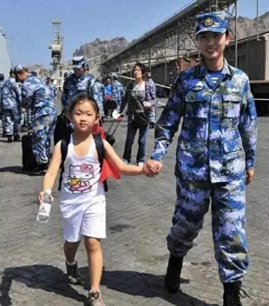 实拍中国海军也门撤侨行动,图7舰炮随时准备开火,无人敢来挑衅