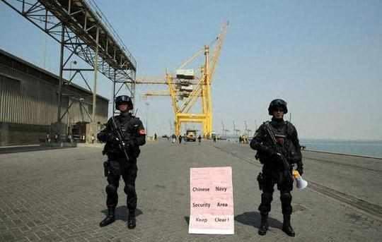 实拍中国海军也门撤侨行动,图7舰炮随时准备开火,无人敢来挑衅