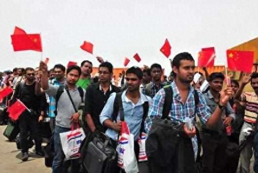 实拍中国海军也门撤侨行动,图7舰炮随时准备开火,无人敢来挑衅