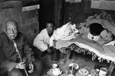 ​我国从古至今亲人逝世后守灵时为何要插三根香?这其中有着什么意义?