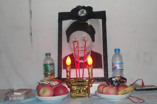 我国从古至今亲人逝世后守灵时为何要插三根香?这其中有着什么意义?