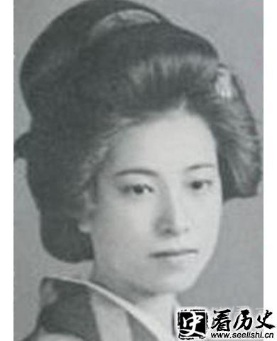 和太宰治一起自杀身亡的山崎富荣