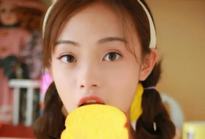 ​带爱君字的女生网名