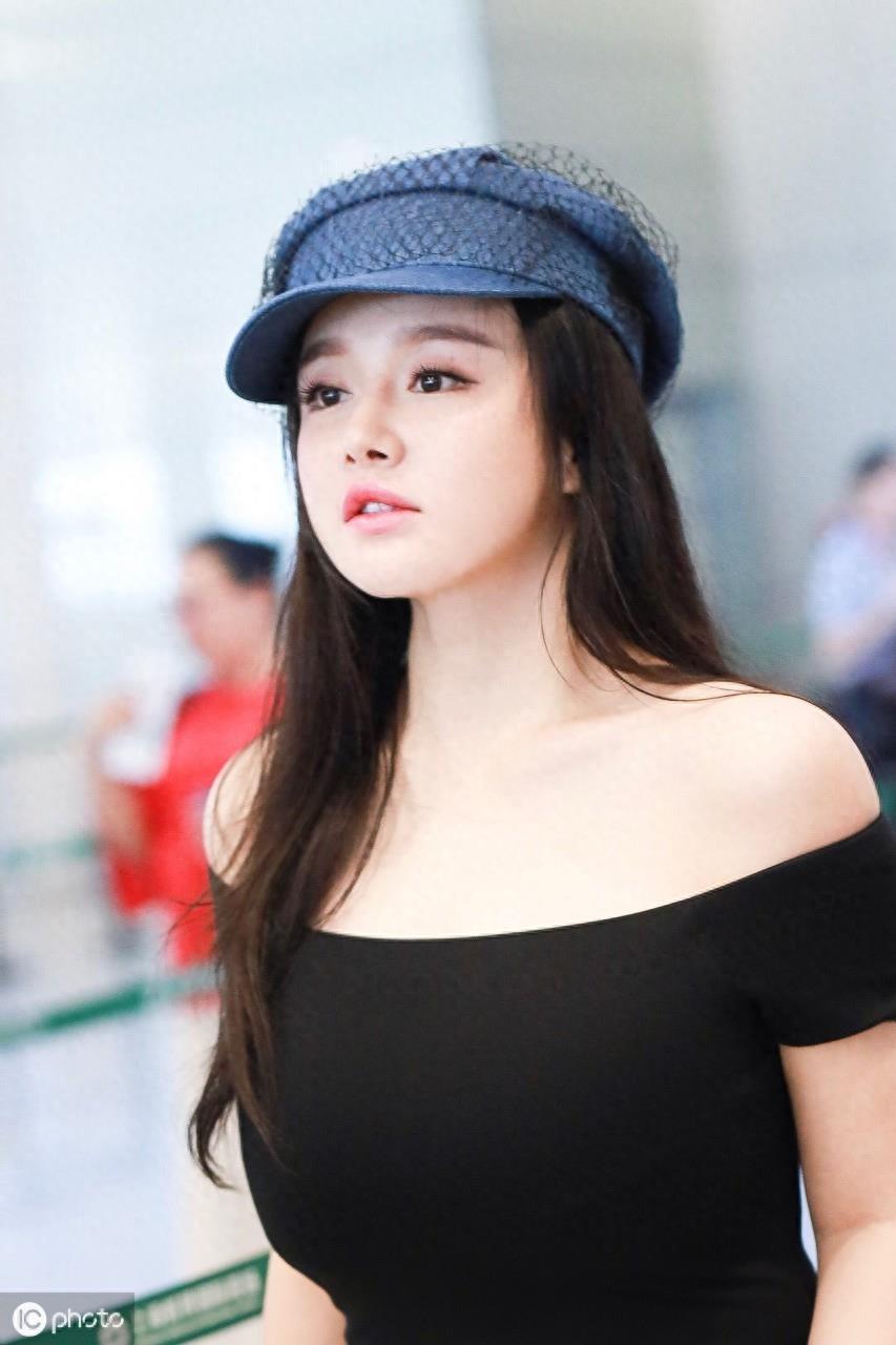 拳王邹市明的老婆冉莹颖属于豪迈型的，大大咧咧的样子不做作