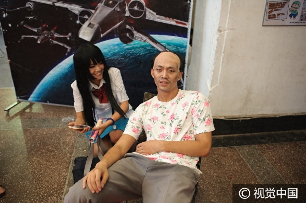 太像了！沈阳漫展惊现“葛优躺” Coser姿势销魂引围观合影