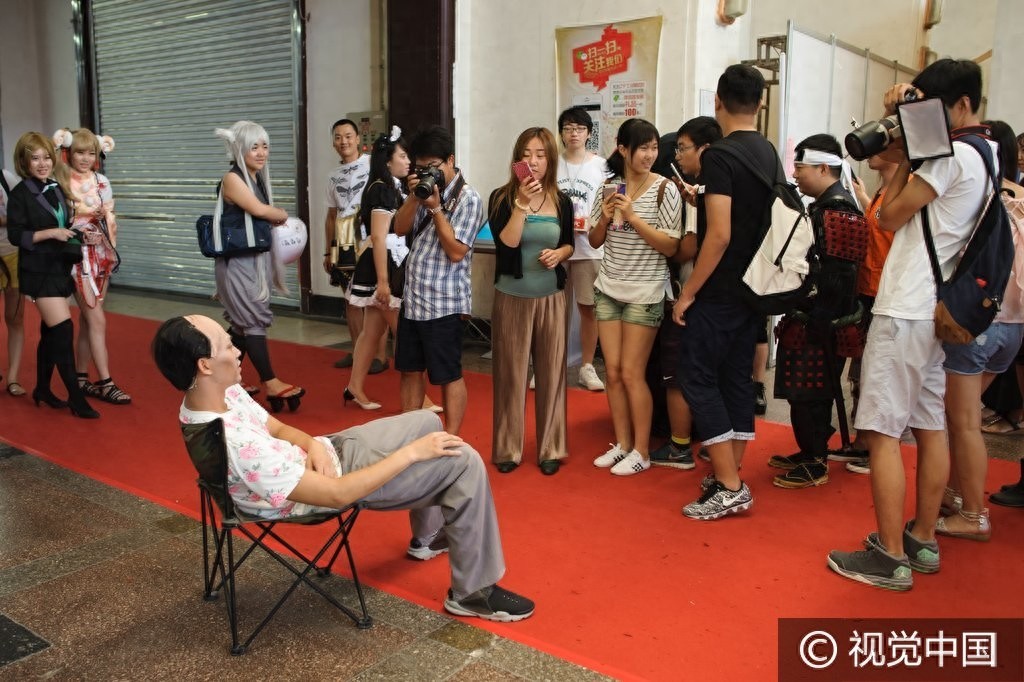 太像了！沈阳漫展惊现“葛优躺” Coser姿势销魂引围观合影