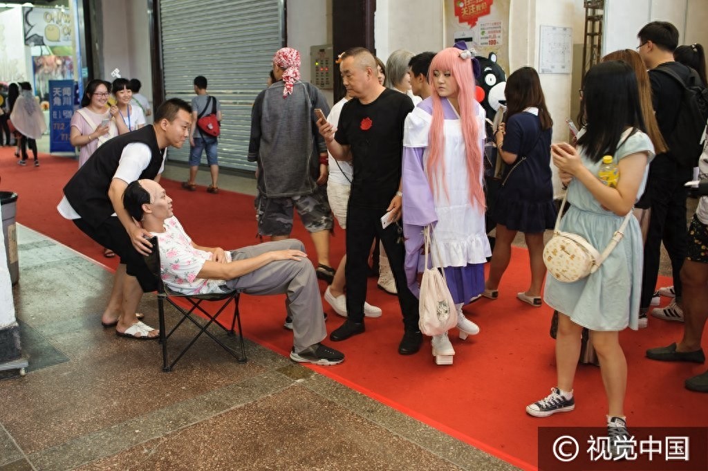 太像了！沈阳漫展惊现“葛优躺” Coser姿势销魂引围观合影