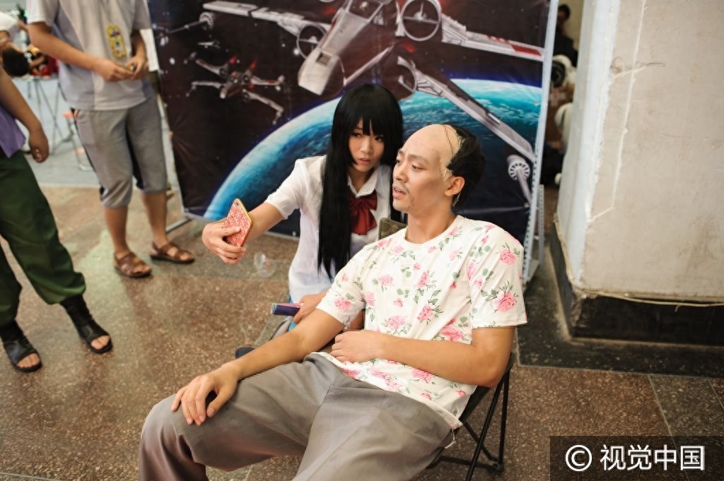 太像了！沈阳漫展惊现“葛优躺” Coser姿势销魂引围观合影