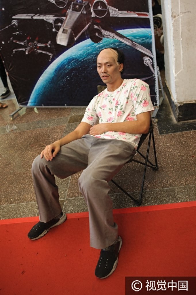 太像了！沈阳漫展惊现“葛优躺” Coser姿势销魂引围观合影