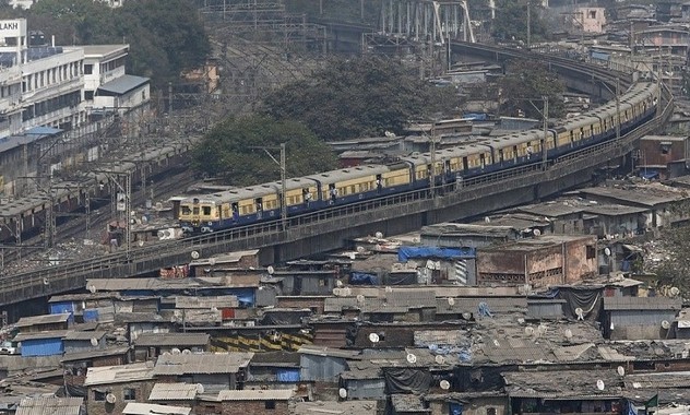 印度人挤火车，人压着人睡觉