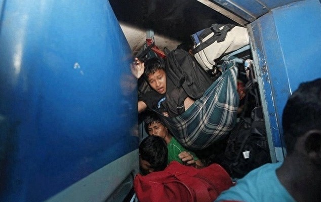 印度人挤火车，人压着人睡觉