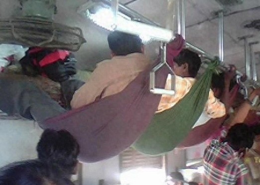 印度人挤火车，人压着人睡觉