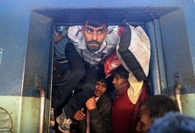 印度人挤火车，人压着人睡觉