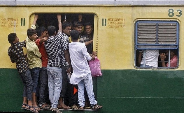 印度人挤火车，人压着人睡觉