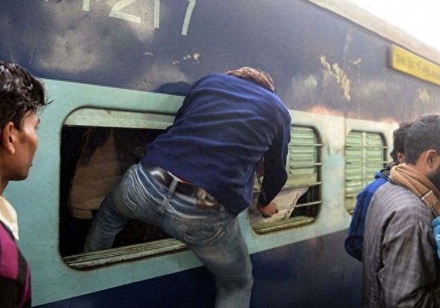 印度人挤火车，人压着人睡觉