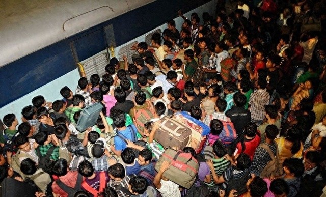 印度人挤火车，人压着人睡觉