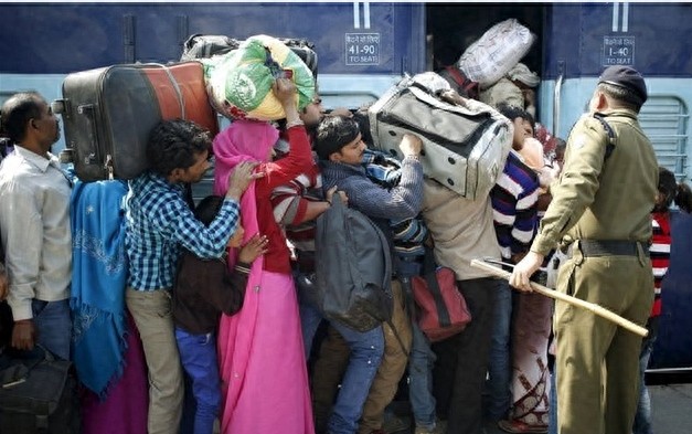 印度人挤火车，人压着人睡觉