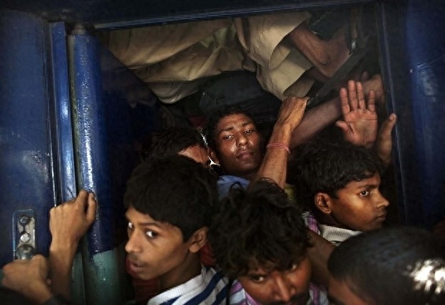 印度人挤火车，人压着人睡觉