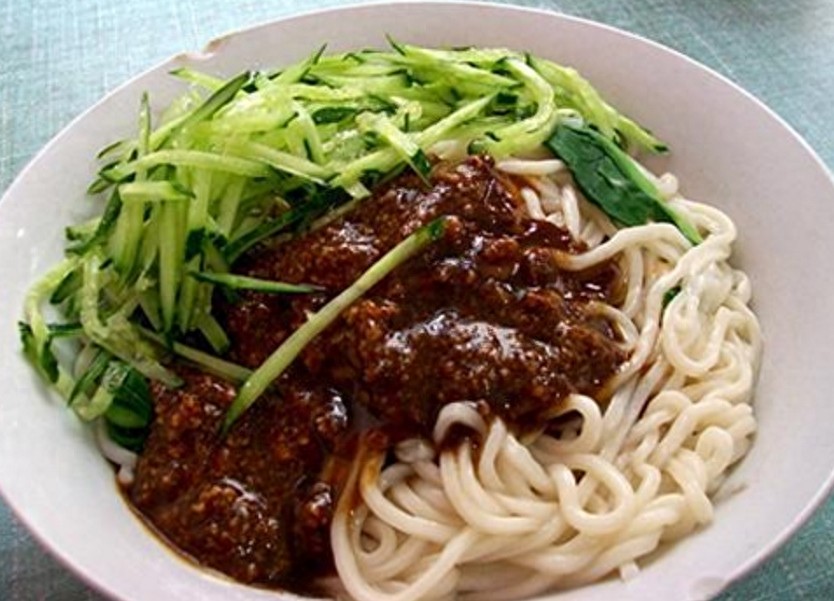 炸酱面怎么做才好吃，按照步骤这样做简单美味，全家人都爱吃