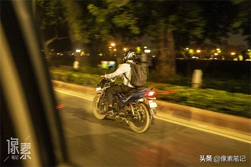 为何印度一辆摩托车可以坐几十人,原来是用航母甲板造的