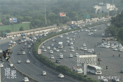 为何印度一辆摩托车可以坐几十人,原来是用航母甲板造的