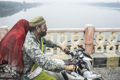 为何印度一辆摩托车可以坐几十人,原来是用航母甲板造的