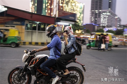 为何印度一辆摩托车可以坐几十人,原来是用航母甲板造的