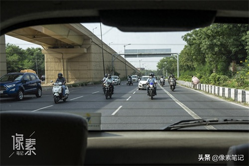 为何印度一辆摩托车可以坐几十人,原来是用航母甲板造的